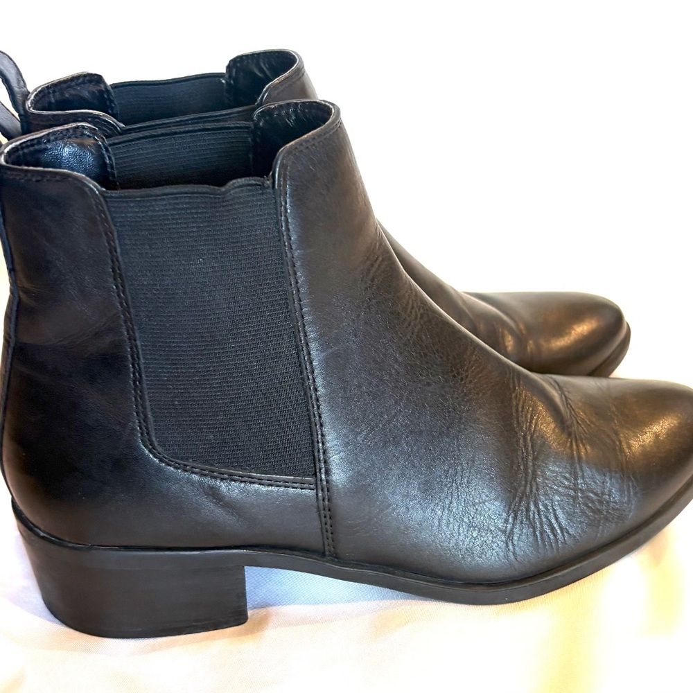 Steve Madden - Chelsea Boots - Size 7M